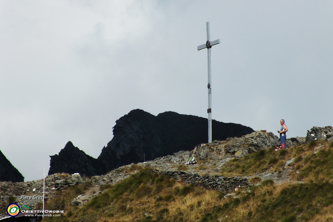 15 Zoom alla croce del Passo di Tartano (2103 m.).JPG